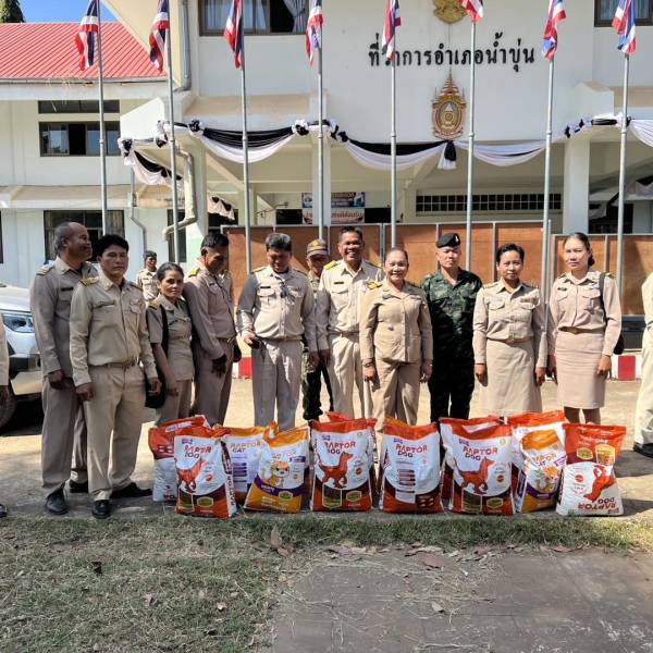 ปศุสัตว์อุบลฯ มอบอาหารสุนัข–แมว แก่ราษฎรผู้เลี้ยงสัตว์เลี้ยง ที่ได้รับผลกระทบจากสถานการณ์ไม่สงบบริเวณชายแดนไทย–กัมพูชา ในพื้นที่อำเภอน้ำขุ่น